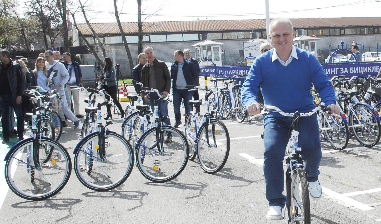(FOTO) DOSTUPNO 450 BICIKALA U OKVIRU AKCIJE "PARKIRAJ I BICIKLIRAJ"! Vesić: To će biti doprinos da se razvija biciklistički saobraćaj u gradu